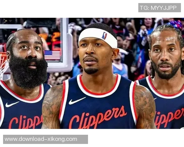 快船训练营首日盛况：灯泡组合同框小卡与比尔携手出击