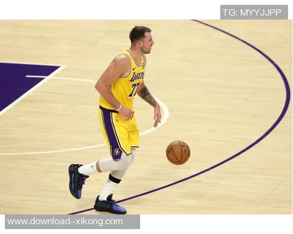 东契奇训练时单脚投三分球10米远险些命中引发里夫斯惊叹